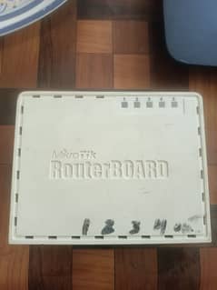 Mikrotik
RouterBOARD 750 with AR7240 CPU, 32MB RAM, 5 LAN ports,