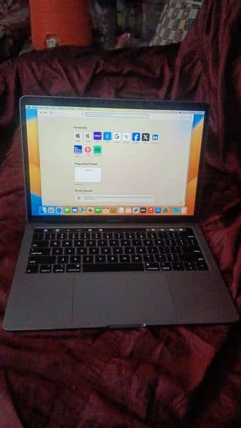 Macbook pro 2019 
i5 processor quadro
8GB ram ddr4
256GB SSD 0