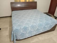 Double bed without side table