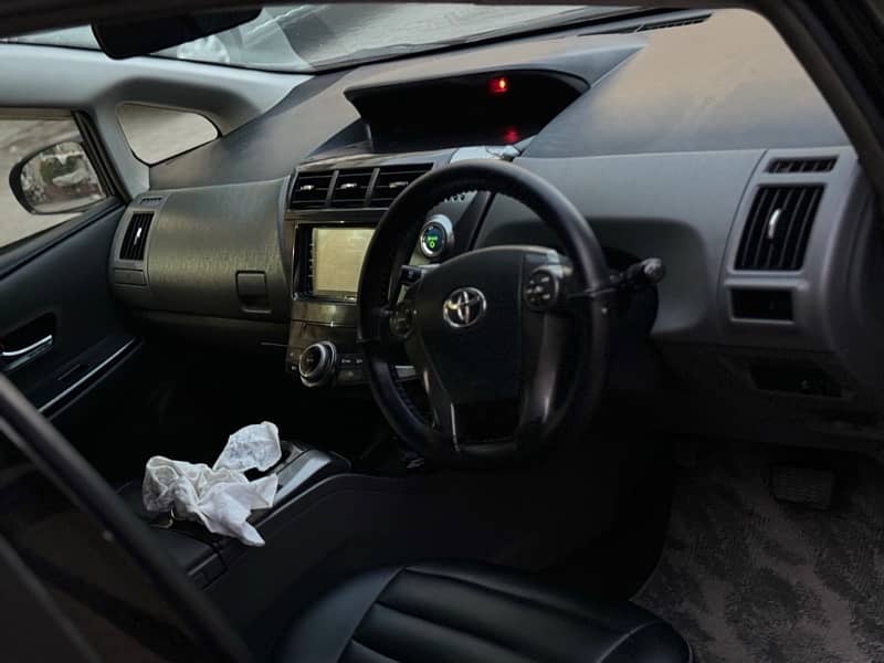 Toyota Prius Alpha 2014 8