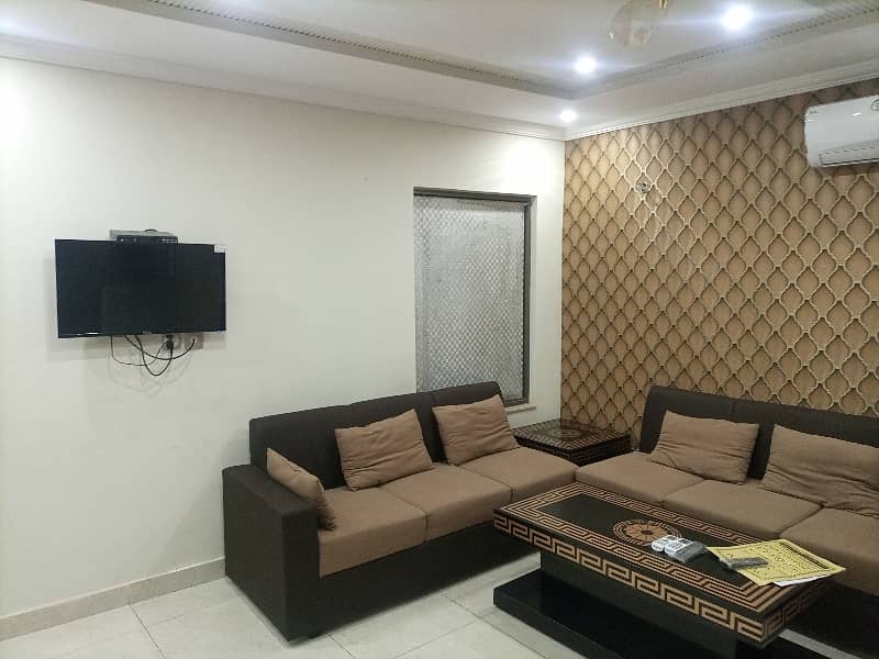 1 BED FULLY LUXURY FURNISH IDEAL LOCATION EXCELLENT FLAT FOR RENT IN BAHRIA TOWN LAHORE 2