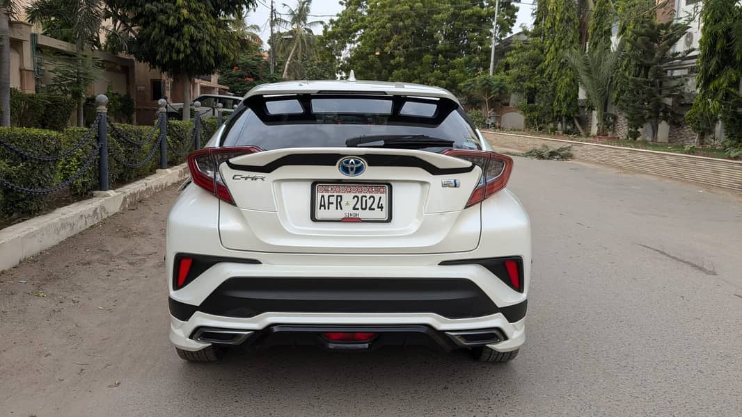 Toyota C-HR 2018 better than Corolla Swift 1