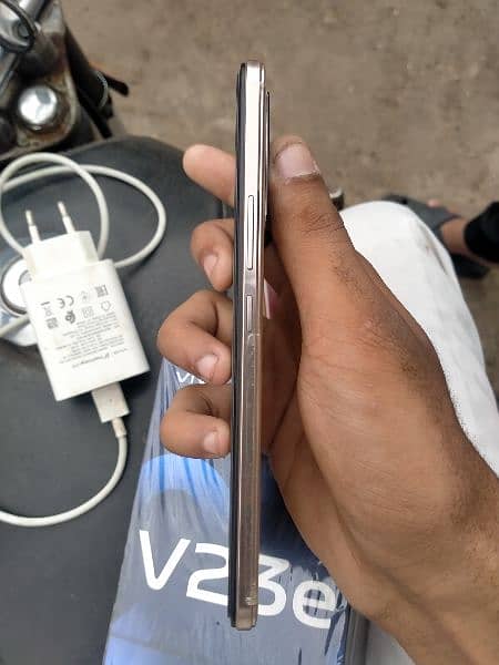 vivo v23e 8+4 128 10 by 10 conditions with box charger 8
