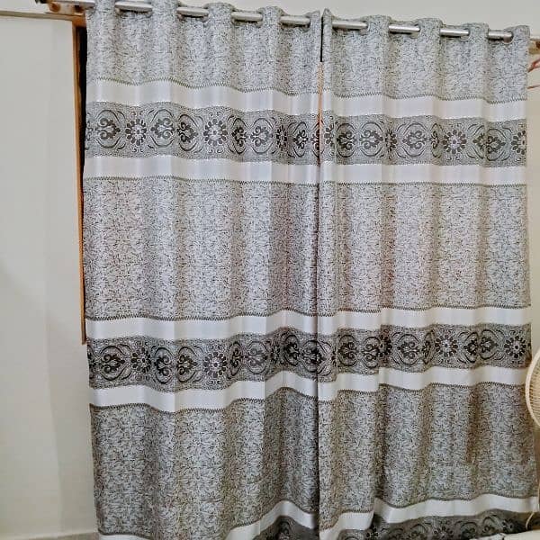 4 curtains 0