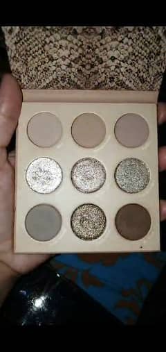 eyeshadow in beautiful colours in imported brands