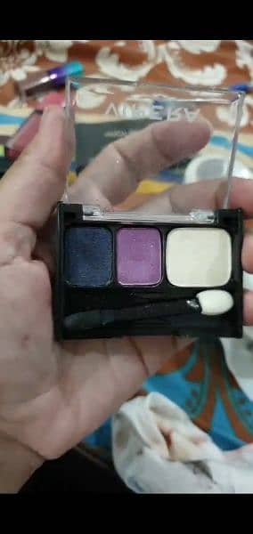 eyeshadow in beautiful colours in imported brands 3