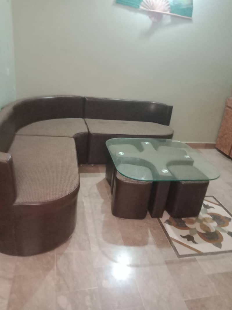 Table with 4 seat's stools L shape sofa. 2