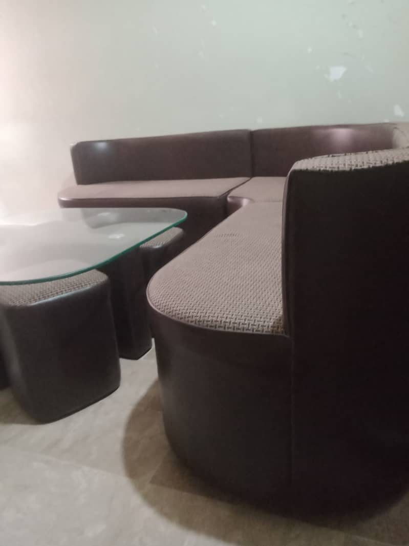 Table with 4 seat's stools L shape sofa. 3