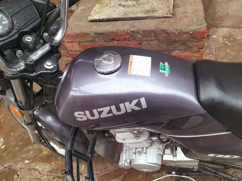 Suzuki 110 bike self start v good condition. . 7