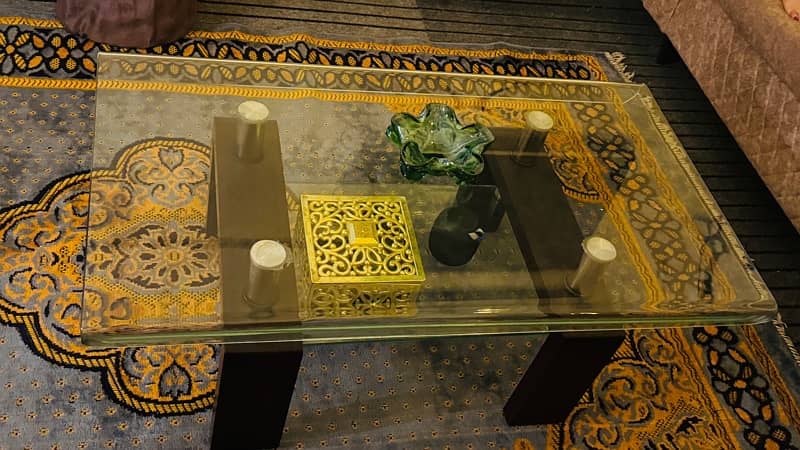 center table  and carpet for sell 1