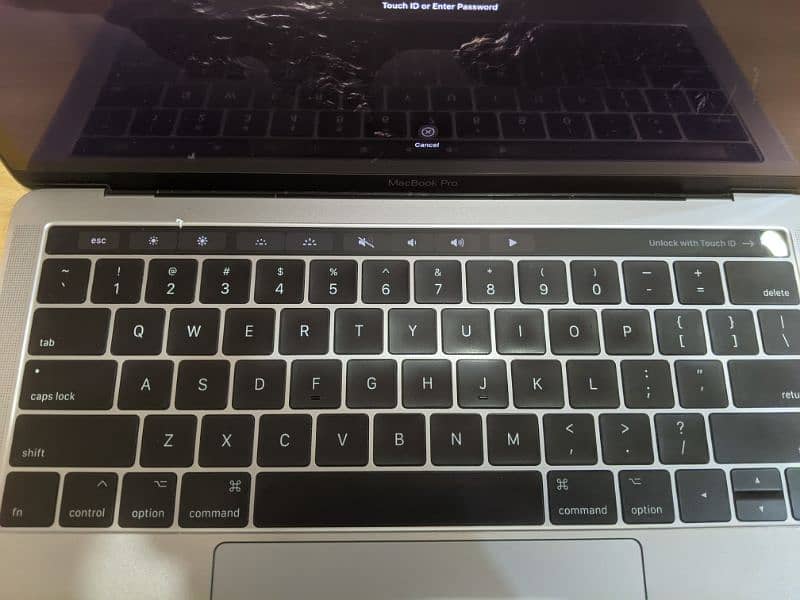 MacBook Pro 2017 With Touch Bar 3