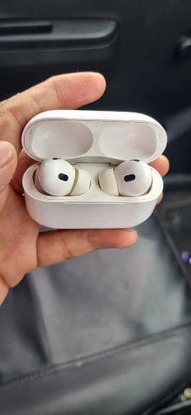 Mac's Airpods Pro 0