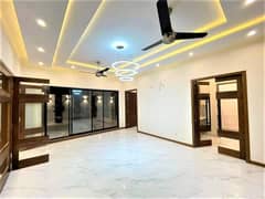 1 KANAL BEAUTIFUL BUNGALOW IS AVAILABLE FOR RENT IN THE BEST BLOCK OF DHA PHASE 4 LAHORE