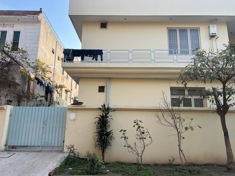 Stunning one kanal corner house for sale in prestigious sultan town with gas available 5