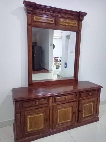 Bed with side tables and dressing table 4