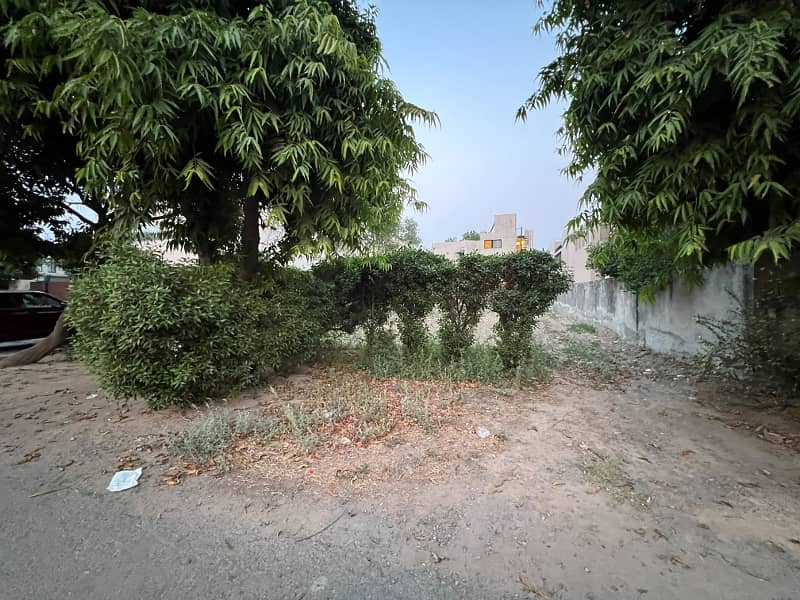 01 kanal extraordinary location plot 3 side cover with no db pole 150 ft road 0