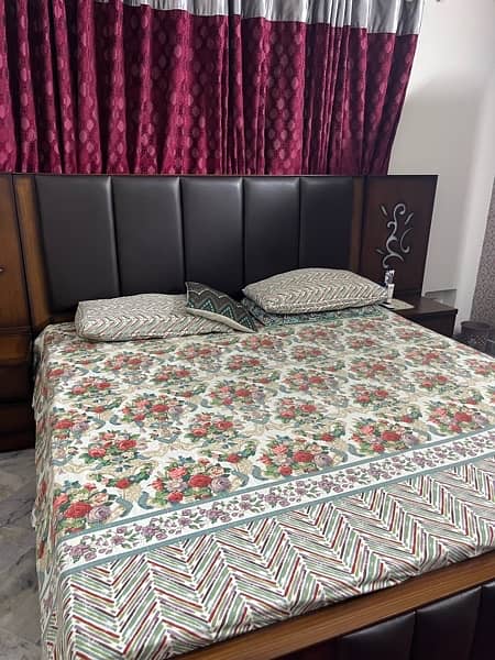 King Size Bed with sidetables and dressing 5