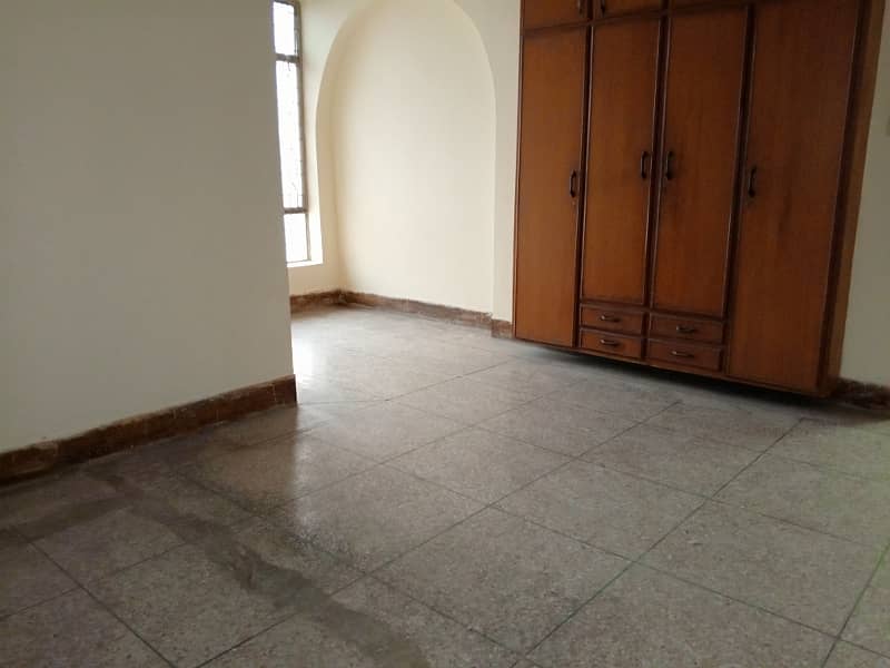 UPPER PORTION AVAILABLE FOR RENT IN KARIM BLOCK 2