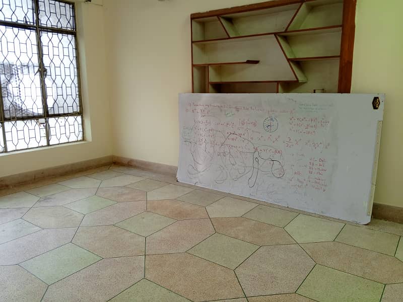 UPPER PORTION AVAILABLE FOR RENT IN KARIM BLOCK 3