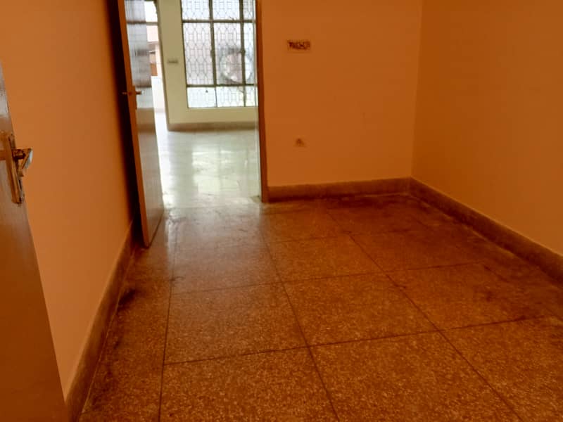 UPPER PORTION AVAILABLE FOR RENT IN KARIM BLOCK 4