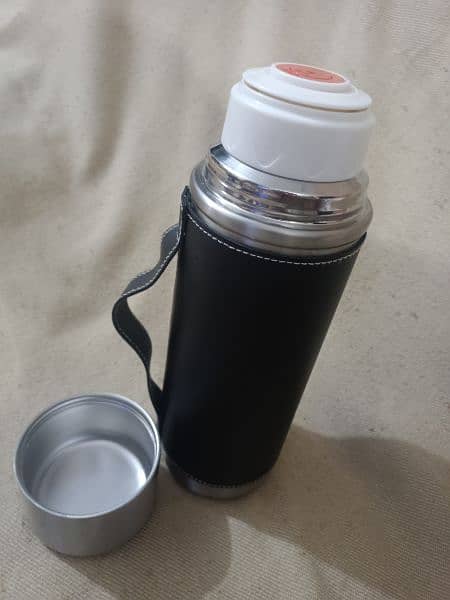 stain less steel water bottle with leather coating 1