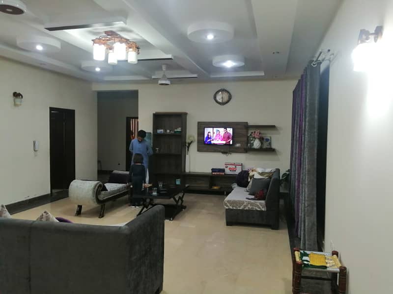 1 KANAL SLIGHTLY USED LOWER PORTION IS AVAILABLE FOR RENT ON TOP LOCATION OF VALENCIA TOWN LAHORE 0