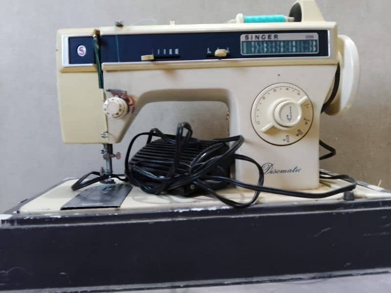 Singer Discmatic Sewing machine (8/10) 0