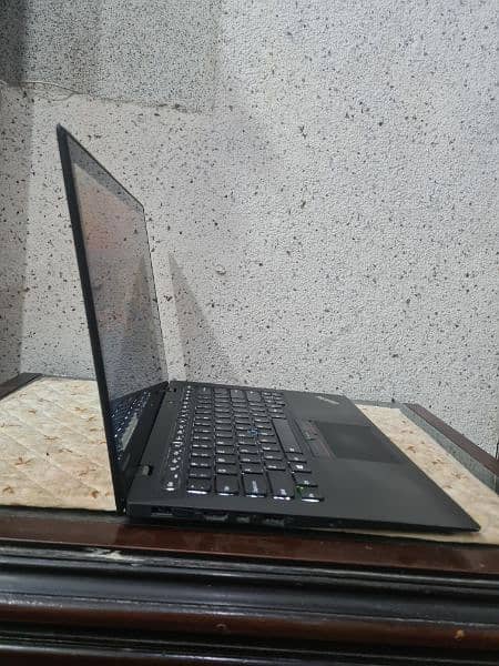 Lenovo ThinkPad X1 Carbon - Core i7 - 5th Gen 4