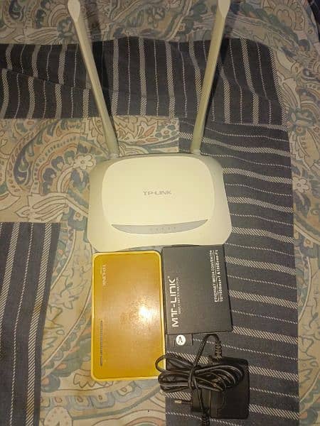 Tp link Router - MT link converter - Desktop Switch 8 port 0