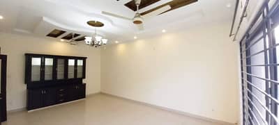 10 Marla used house Available for rent in janiper block bahria town lahore