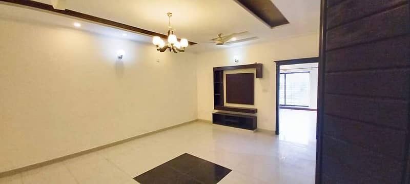 10 Marla used house Available for rent in janiper block bahria town lahore 1