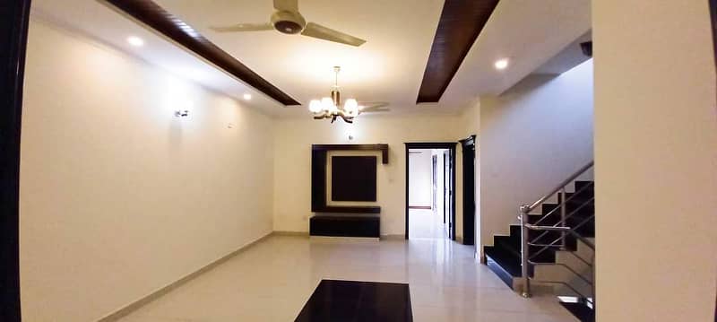 10 Marla used house Available for rent in janiper block bahria town lahore 2