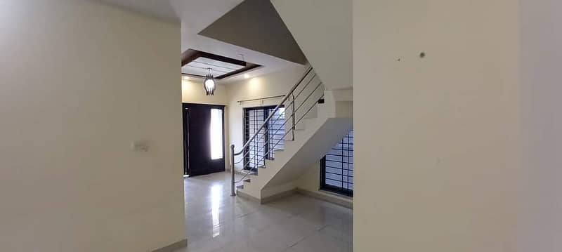 10 Marla used house Available for rent in janiper block bahria town lahore 10