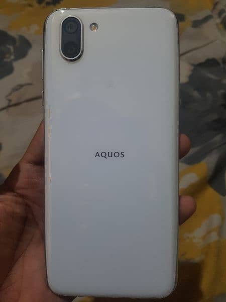 SHARP AQUOS R2 2