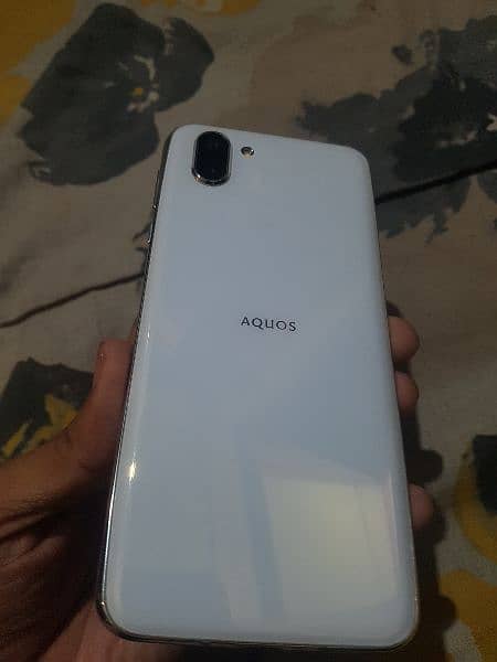 SHARP AQUOS R2 3