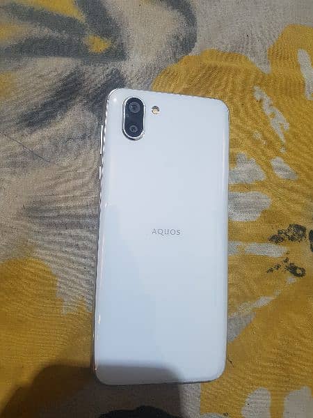 SHARP AQUOS R2 4