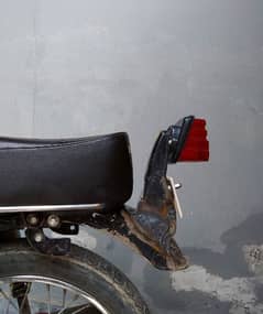 Honda 125 Double mudguard bracket.