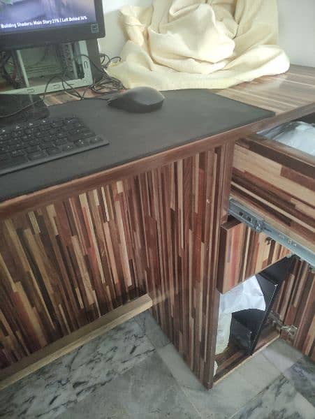 Computer PC wood table in good condition 0