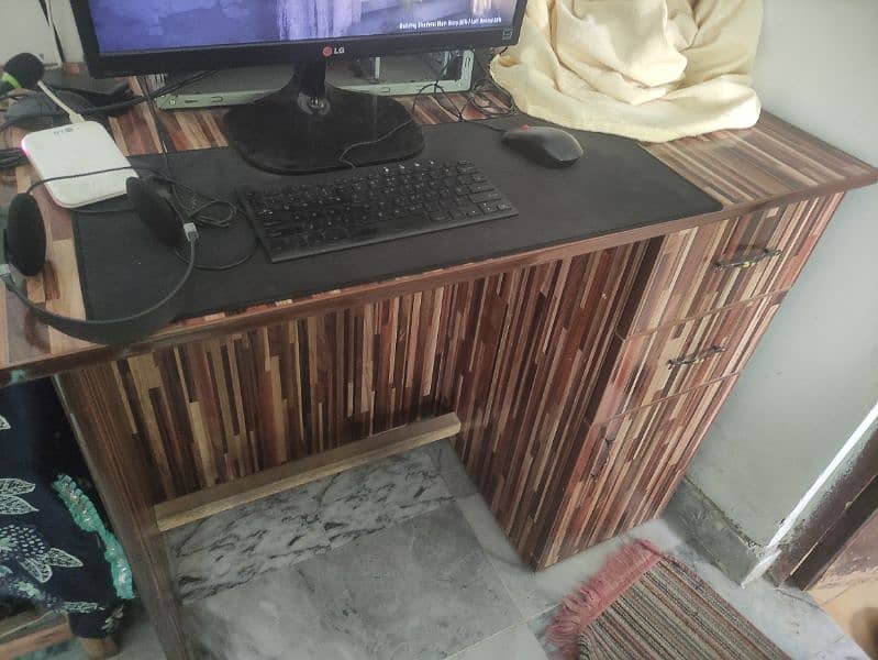 Computer PC wood table in good condition 2