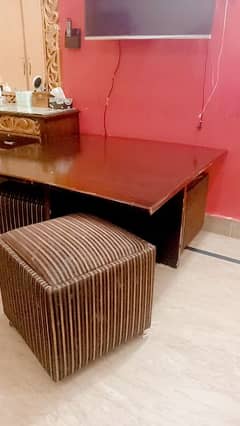 One table with 4 stool in good condition size 4/4