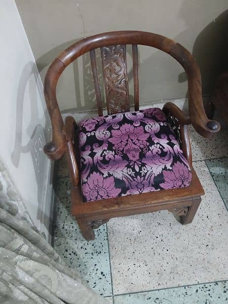 bohat achi lekeri hn single sitter ka tow sofa hn 0