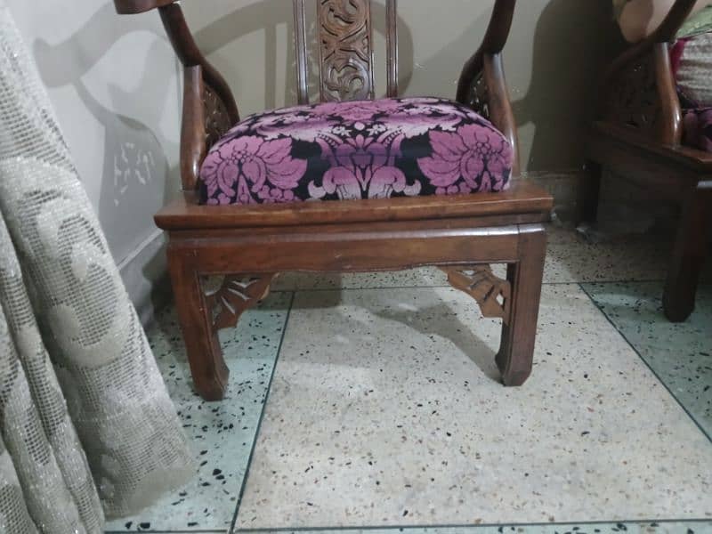 bohat achi lekeri hn single sitter ka tow sofa hn 1