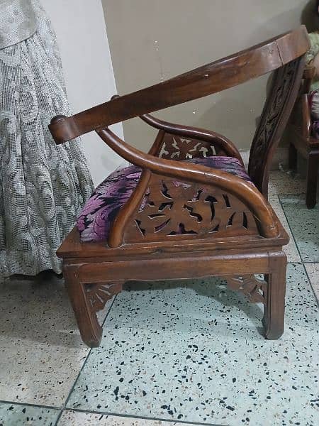 bohat achi lekeri hn single sitter ka tow sofa hn 2