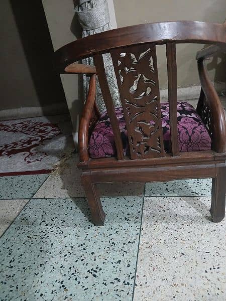 bohat achi lekeri hn single sitter ka tow sofa hn 3