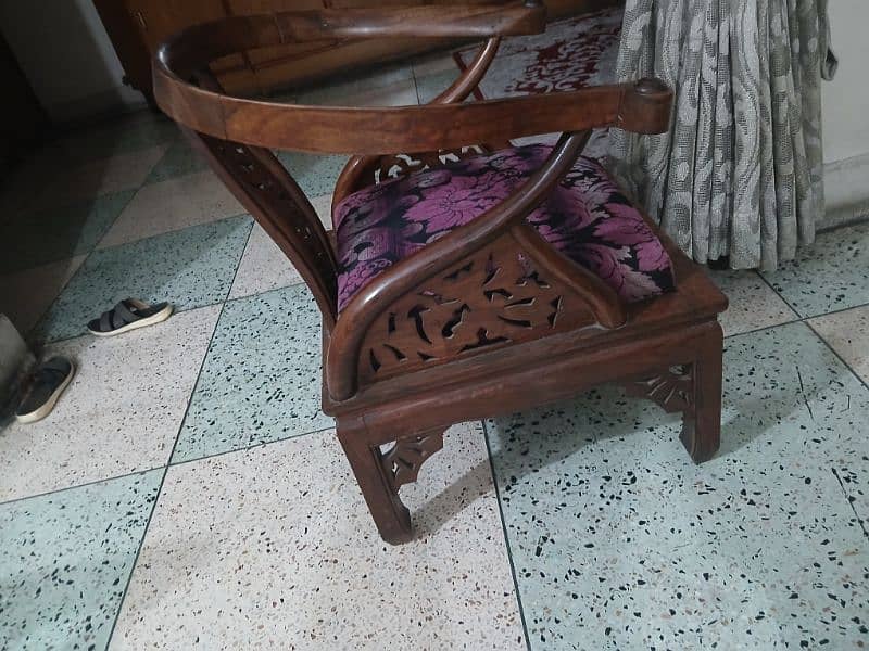 bohat achi lekeri hn single sitter ka tow sofa hn 4