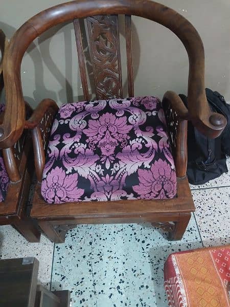 bohat achi lekeri hn single sitter ka tow sofa hn 5