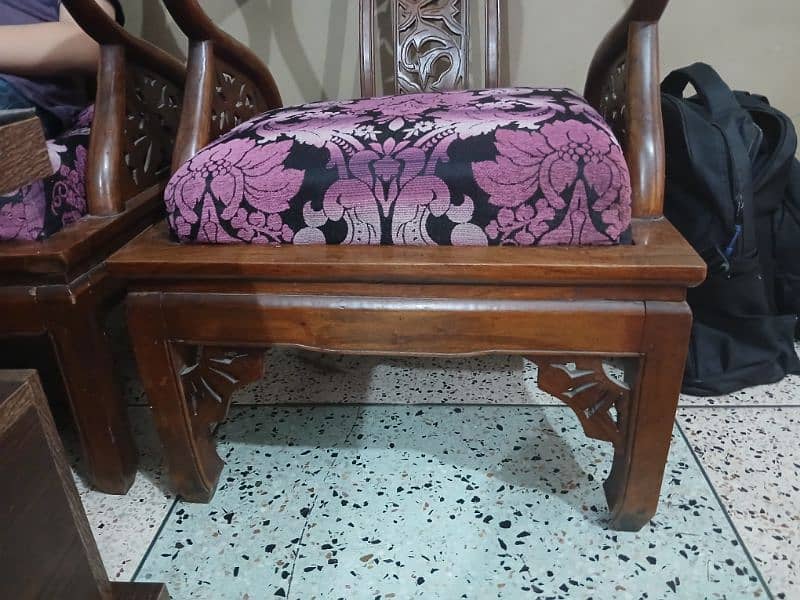 bohat achi lekeri hn single sitter ka tow sofa hn 6