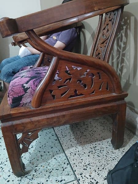 bohat achi lekeri hn single sitter ka tow sofa hn 7