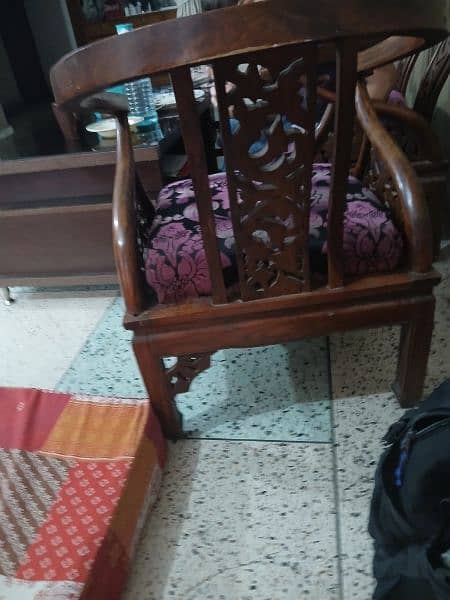 bohat achi lekeri hn single sitter ka tow sofa hn 8