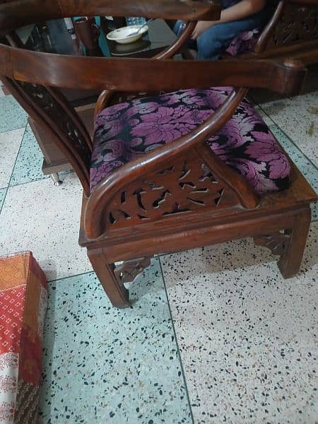 bohat achi lekeri hn single sitter ka tow sofa hn 9